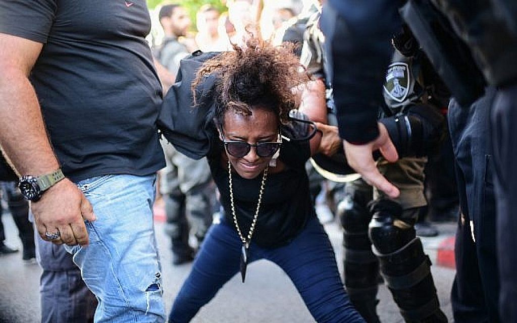 La police arrête des manifestants lors d'un rassemblement contre la violence policière suite au décès de Solomon Tekah, 19 ans, à Tel Aviv, le 3 juillet 2019. (Neuberg/Flash90) La police arrête des manifestants lors d'un rassemblement contre la violence policière suite au décès de Solomon Tekah, 19 ans, à Tel Aviv, le 3 juillet 2019. (Neuberg/Flash90)
