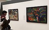 Des touristes regardent une peinture contestée de Wassily Kandinsky au musée Stedelijk d'Amsterdam, le 10 juillet 2019. (Crédit : Cnaan Liphshiz/JTA)