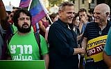Le président du Meretz Nitzan Horowitz, au centre, lors d'une manifestation de la communauté LGBTQ à Tel Aviv, le 14 juillet 2019 (Crédit : Tomer Neuberg/Flash90)