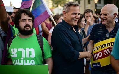 Le président du Meretz Nitzan Horowitz, au centre, lors d'une manifestation de la communauté LGBTQ à Tel Aviv, le 14 juillet 2019 (Crédit : Tomer Neuberg/Flash90)