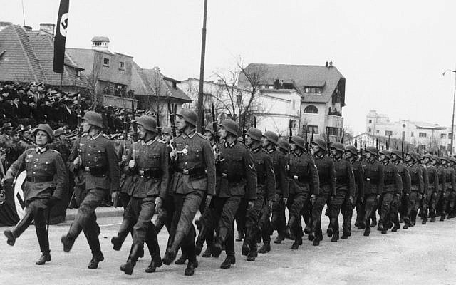 Les troupes allemandes défilent à Bucarest, en Roumanie, le 27 décembre 1940 (Crédit : AP Photo)