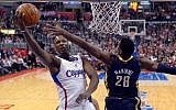 L'avant des Los Angeles Lamar Odom, à gauche, et Ian Mahinmi des Indiana Pacers, de dos, pendant la première période d'un match de basket de la NBA, le 1er avril 2013 à Los Angeles (Crédit : AP Photo/Mark J. Terrill)
