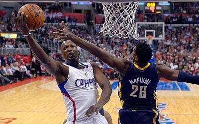 L'avant des Los Angeles Lamar Odom, à gauche, et Ian Mahinmi des Indiana Pacers, de dos, pendant la première période d'un match de basket de la NBA, le 1er avril 2013 à Los Angeles (Crédit : AP Photo/Mark J. Terrill)