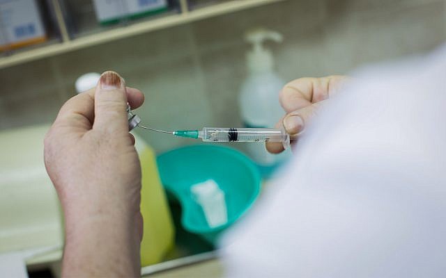 Photo d'illustration d'un vaccin pour nouveau-né dans un hôpital israélien (Crédit : Chen Leopold/Flash90)