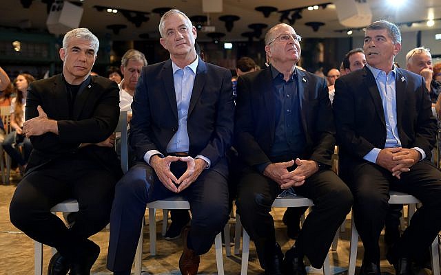 De gauche à droite : Yair Lapid, Benny Gantz, Moshe Yaalon, Gabi Ashkenazi du parti Kakhol lavan lors du lancement officiel de sa campagne à Shefayim, 14 juillet 2019. (Gili Yaari/Flash90) De gauche à droite : Yair Lapid, Benny Gantz, Moshe Yaalon, Gabi Ashkenazi du parti Kakhol lavan lors du lancement officiel de sa campagne à Shefayim, 14 juillet 2019. (Gili Yaari/Flash90)