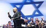 Le chef d'orchestre Zubin Mehta avec l'Orchestre philharmonique d'Israël pour son concert d'adieu au parc Yarkon de Tel Aviv, le 14 juillet 2019. (Autorisation : Hanoch Grizitzky)