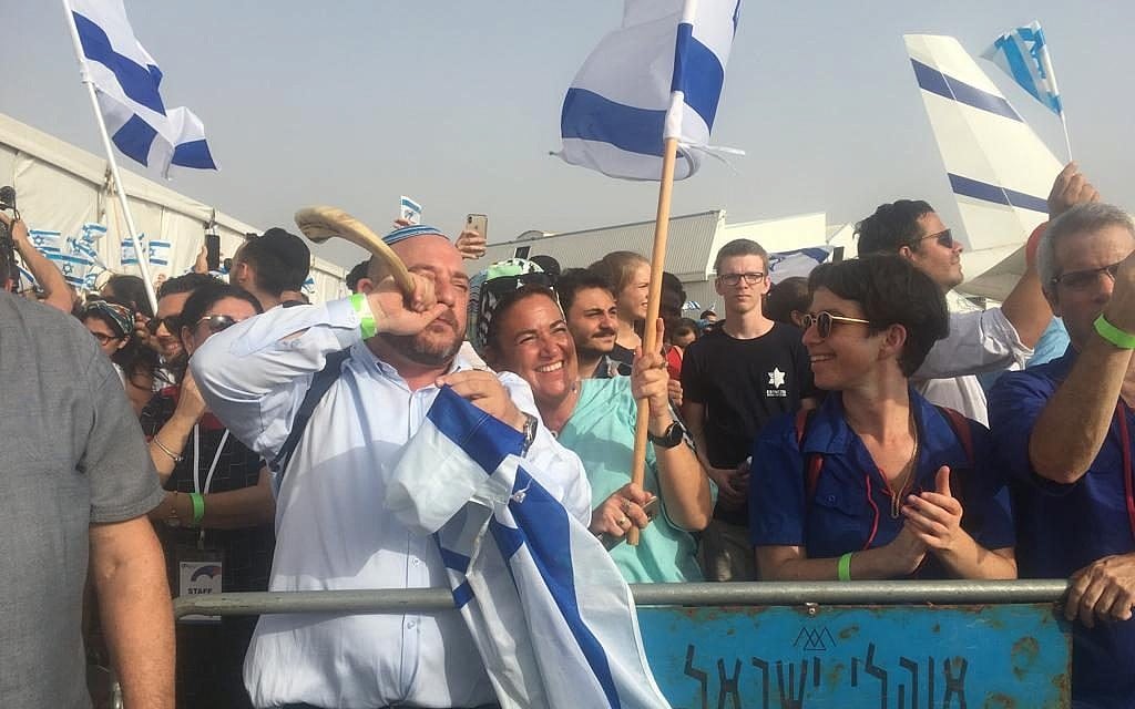 La foule accueillant les 100 olim de France à l'aéroport Ben Gurion, le 17 juillet 2019. (Crédit : Stéphanie Bitan/Times of Israël) La foule accueillant les 100 olim de France à l'aéroport Ben Gurion, le 17 juillet 2019. (Crédit : Stéphanie Bitan/Times of Israël)