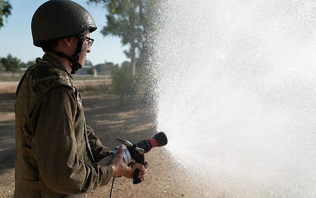 Un soldat israélien utilise un extincteur. Photo non datée. (Crédit : armée israélienne)