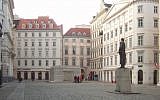 La Judenplatz de Vienne, avec sa statue de l'écrivain Gotthold Ephraim Lessing et le Mémorial de la Shoah. (Crédit photo : Hans Weingartz / Wikimedia / CC BY-SA 3.0)