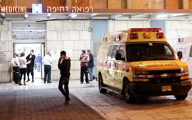 Ambulances devant l'entrée de la salle des urgences de l'hôpital Hadassah Ein Kerem, à Jérusalem. Illustration (Crédit : Noam Revkin Fenton/FLASH90) Ambulances devant l'entrée de la salle des urgences de l'hôpital Hadassah Ein Kerem, à Jérusalem. Illustration (Crédit : Noam Revkin Fenton/FLASH90)