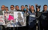 Des journalistes palestiniens participent à une manifestation après la mort d'un de leur confrère journaliste Yaser Murtaja, à proximité de la frontière entre Israël et Gaza, à Rafah dans le sud de la bande de Gaza, le 8 avril 2018. (AFP PHOTO / SAID KHATIB)