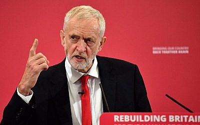 Jeremy Corbyn, le chef du parti d'opposition britannique Labour, participe au lancement de sa campagne aux élections européennes  à Chatham, dans le sud est de l'Angleterre, le 9 mai 2019. (Daniel LEAL-OLIVAS / AFP)