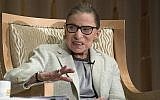 La juge associée de la Cour suprême des Etats-Unis Ruth Bader Ginsburg intervient à la Congrégation Adas Israël à Washington, DC, le 1 février 2018. (Ron Sachs/ CNP, via JTA)