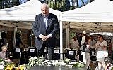 Le président Reuven Rivlin devant la tombe de sa femme défunte Nechama au Mont Herzl de Jérusalem pour le dévoilement de sa pierre tombale 30 jours après son décès, le 4 juillet 2019. (Crédit: Tomer Reichman)