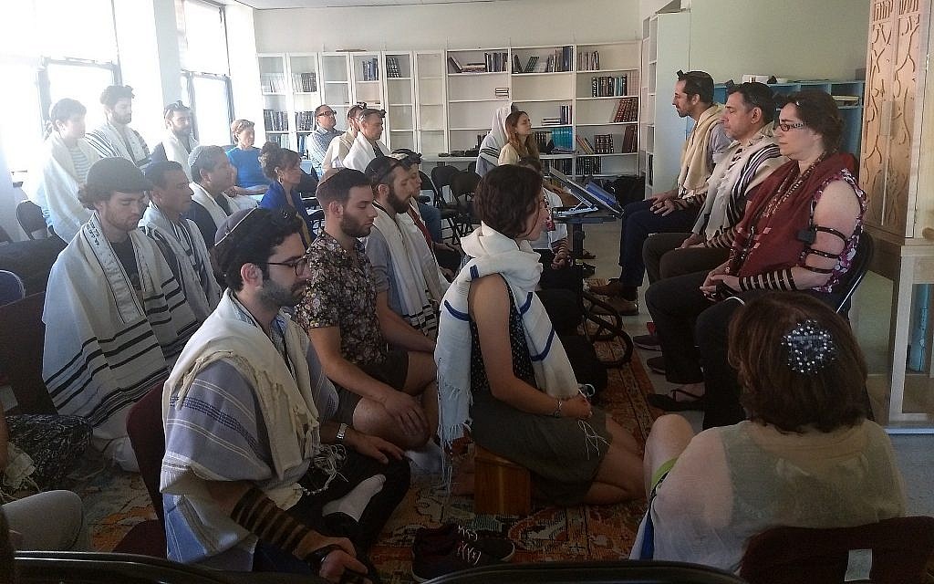 Des étudiants méditent dans le cadre de la prière du matin à la Yeshiva Romemu à New York, le 16 juillet 2019. La yeshiva associe une étude intensive des textes juifs avec de la méditation et du mysticisme (Ben Sales) Des étudiants méditent dans le cadre de la prière du matin à la Yeshiva Romemu à New York, le 16 juillet 2019. La yeshiva associe une étude intensive des textes juifs avec de la méditation et du mysticisme (Ben Sales)