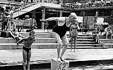 L'architecte et champion olympique hongrois Alfred Hajos, âgé de 72 ans, plonge à la piscine Margaret Island, à Budapest, qu'il a conçue et pour laquelle il a obtenu un diplôme d'or. (AP Photo)