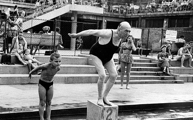 L'architecte et champion olympique hongrois Alfred Hajos, âgé de 72 ans, plonge à la piscine Margaret Island, à Budapest, qu'il a conçue et pour laquelle il a obtenu un diplôme d'or. (AP Photo) L'architecte et champion olympique hongrois Alfred Hajos, âgé de 72 ans, plonge à la piscine Margaret Island, à Budapest, qu'il a conçue et pour laquelle il a obtenu un diplôme d'or. (AP Photo)