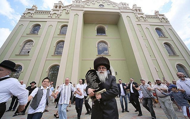 Yaakov Dov Bleich portant des rouleaux de la Torah dans la synagogue Drohobycz en Ukraine, le 3 juillet 2019. (Credit : Rephael Isaak Vilenskiy/JTA) Yaakov Dov Bleich portant des rouleaux de la Torah dans la synagogue Drohobycz en Ukraine, le 3 juillet 2019. (Credit : Rephael Isaak Vilenskiy/JTA)