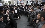 Des centaines de Juifs ultra-orthodoxes se s'opposent à la police israélienne lors d'une manifestation à Jérusalem le 10 avril 2014, à la suite due l'arrestation d'un Haredi qui  refusait de faire son service militaire. (Yonatan Sindel/Flash90)