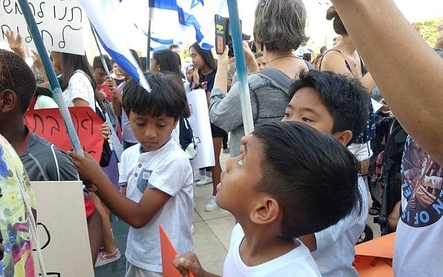 Deux garçons philippins lors d'une manifestation contre les expulsions à Tel Aviv, le 24 juin 2019. (Melanie Lidman/Times of Israël) Deux garçons philippins lors d'une manifestation contre les expulsions à Tel Aviv, le 24 juin 2019. (Melanie Lidman/Times of Israël)