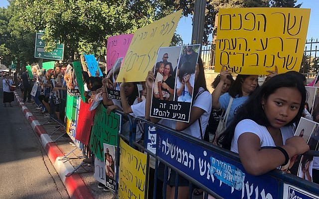 Des travailleurs philippins et leurs enfants manifestent contre l'arrestation et les expulsion d'enfants de travailleurs étrangers en Israël devant la résidence du Premier ministre à Jérusalem le 24 juillet 2019. (Sue Surkes) Des travailleurs philippins et leurs enfants manifestent contre l'arrestation et les expulsion d'enfants de travailleurs étrangers en Israël devant la résidence du Premier ministre à Jérusalem le 24 juillet 2019. (Sue Surkes)