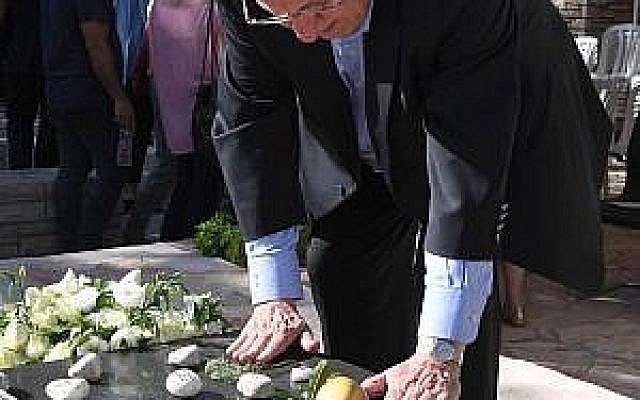 Le président Reuven Rivlin devant la tombe de sa femme défunte Nechama au Mont Herzl de Jérusalem pour dévoiler sa pierre tombale 30 jours après son décès, le 4 juillet 2019. (Mark Neiman/GPO) Le président Reuven Rivlin devant la tombe de sa femme défunte Nechama au Mont Herzl de Jérusalem pour dévoiler sa pierre tombale 30 jours après son décès, le 4 juillet 2019. (Mark Neiman/GPO)