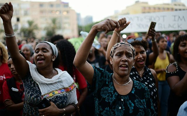Des Israéliens d'origine éthiopienne et des manifestants protestent contre la violence policière et la discrimination à Tel Aviv, le 8 juillet 2019. (Tomer Neuberg/Flash90) Des Israéliens d'origine éthiopienne et des manifestants protestent contre la violence policière et la discrimination à Tel Aviv, le 8 juillet 2019. (Tomer Neuberg/Flash90)
