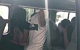 Des jeunes israéliens suspectés d'avoir violé une touriste britannique à Chypre. On les voit dans un van de la police le 18 juillet 2019. (Capture d'écran YouTube)
