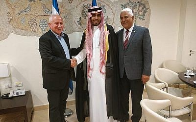 L'élu du Likud Avi Dichter rencontrant le blogger saoudien Mohammed Saud le 22 juillet 2019. (Credit: Bureau du porte-parole de la Knesset)