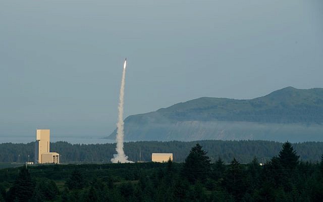 Une image du lancement d'essai du système de défense antimissile Arrow 3 par Israël et les États-Unis, le 28 juillet 2019. (Crédit : Ministère de la Défense) Une image du lancement d'essai du système de défense antimissile Arrow 3 par Israël et les États-Unis, le 28 juillet 2019. (Crédit : Ministère de la Défense)
