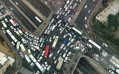 Embouteillage monstre sur l'autoroute Ayalon de Tel Aviv, le 28 octobre 2015. (Simcha Simon, courtesy)