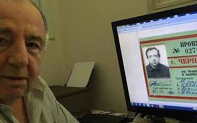 Le liquidateur de Tchernobyl, Alexander Kalentyrsky, ingénieur en construction qui a participé à la construction de la base en béton du sarcophage de Tchernobyl en 1986, chez lui à Bat Yam, le 26 juin 2019. Son ordinateur montre des documents datant de sa période de travail à Tchernobyl. (Times of Israel staff)