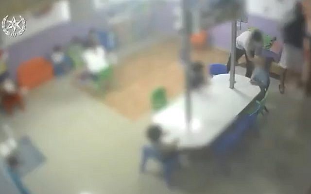Extrait d'une vidéo montrant des abus présumés dans une garderie de Rosh Haayin, diffusée par la police le 4 juillet 2019 (Crédit : Police israélienne)
