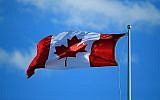 Un drapeau canadien flottant au vent à Toronto, au Canada, le 25 juillet 2016. (Crédit : Vaughn Ridley/Getty Images/JTA)