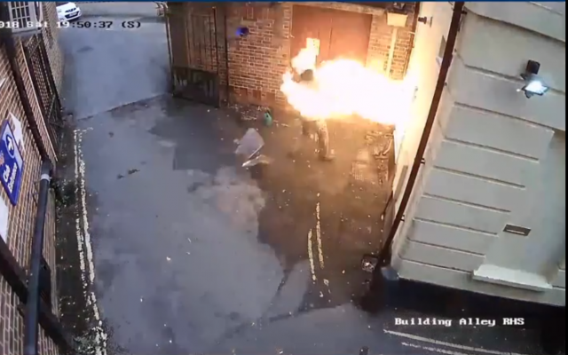 Un homme prend feu alors qu'il tente d'incendier la synagogue d'Exeter, dans le Devon, en Angleterre, le 21 juillet 2018 (Capture écran) Un homme prend feu alors qu'il tente d'incendier la synagogue d'Exeter, dans le Devon, en Angleterre, le 21 juillet 2018 (Capture écran)