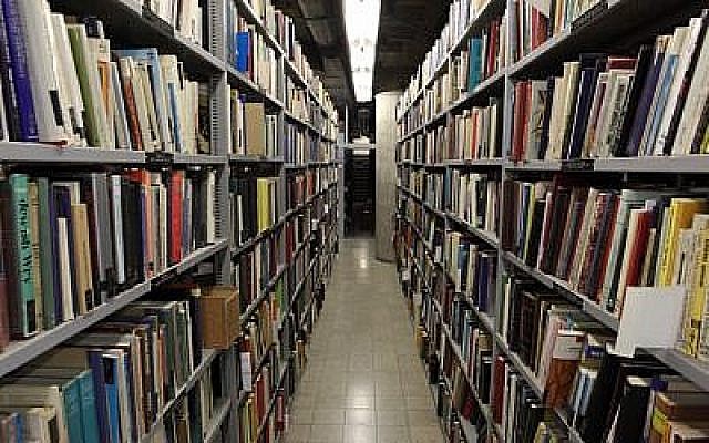 Une vue de l'intérieur de la Bibliothèque nationale d'Israël qui contient plus de 5 millions de livres, et qui est située sur le campus Givat Ram de l'Université hébraïque de Jérusalem, le 6 Juillet 2011. (Yaakov Naumi/Flash90)