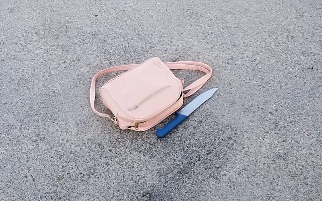 Un couteau retrouvé dans le sac d'une Palestinienne aux abords d'une implantation juive de la ville de Hébron, en Cisjordanie, le 15 juillet 2019 (Crédit : Armée israélienne) Un couteau retrouvé dans le sac d'une Palestinienne aux abords d'une implantation juive de la ville de Hébron, en Cisjordanie, le 15 juillet 2019 (Crédit : Armée israélienne)