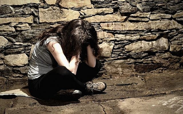 Photo d'illustration : Une adolescente victimes de violence (Crédit :Tunatura; iStock by Getty Images)