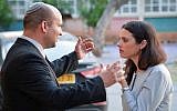 Naftali Bennett (à gauche), chef du parti HaBayit HaYehudi, et la députée Ayelet Shaked avant un événement au siège du parti, le 10 mai 2015. (Flash90)