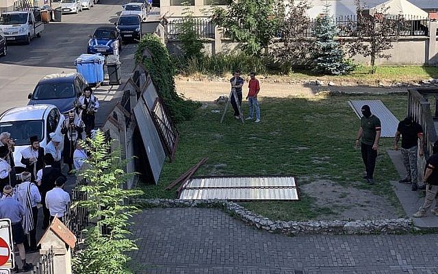 Des agents de sécurité bloquent l'entrée à une synagogue de Cracovie, le 1er juillet 2019. (Crédit : Michael Berenbaum/JTA)