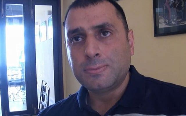 Suheib Yousef, fils du co-fondateur du Hamas, Hassan Yousef, parle à la télévision israélienne après avoir quitté le groupe terroriste et l'avoir accusé de corruption, en juin 2019. (Capture d'écran/Douzième chaîne)