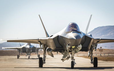 Deux nouveaux appareils F-35 atterrissent sur la base aérienne Nevatim, dans le sud d'Israël, le 14 juillet 2019. (Crédit : Armée israélienne)
