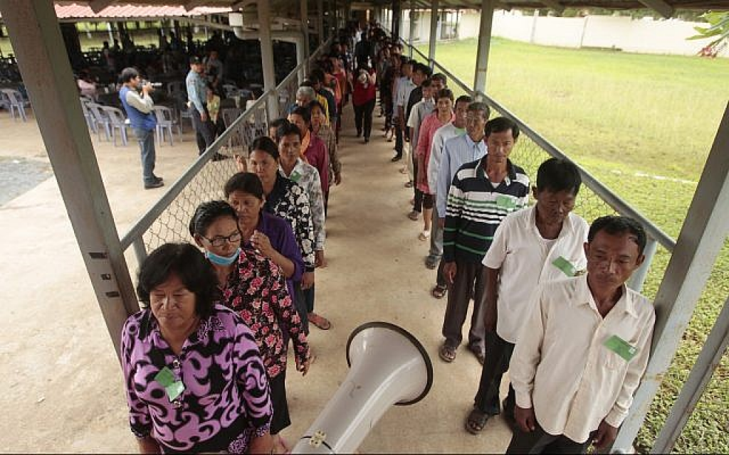 Des villageois cambodgiens font la queue pour entrer dans la salle d'audience avant le procès de deux ex-hauts-responsables Khmers rouges au tribunal des crimes de guerre, aux abords de Phnom Penh, au Cambodge, le 23 juin 2017 (Crédit : AP Photo/Heng Sinith)