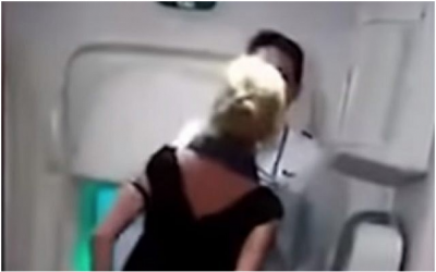Capture d'écran d'une vidéo de la militante des droits et avocate internationale Simone O'Broin, lors d'une altercation sur un vol d'Air India. (YouTube)