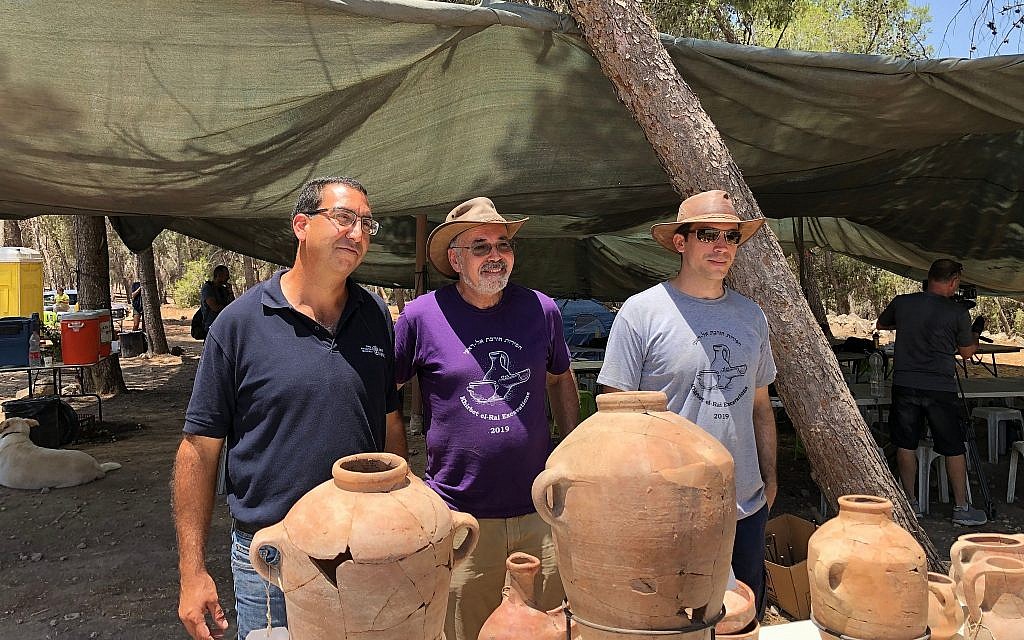 Les trois directeurs des fouilles de Khirbet a-Rai, site qui pourrait être le Zikal biblique (de gauche à droite)   Saar Ganor, de l'Autorité israélienne des antiquités,  le professeur Yosef Garfinkel, chef de l'Institut d'archéologie à l'université hébraïque de Jérusalem, et le docteur Kyle Keimer de la Macquarie University de Sydney, en Australie, le 8 juillet 2019 (Crédit : Amanda Borschel-Dan/Times of Israel)