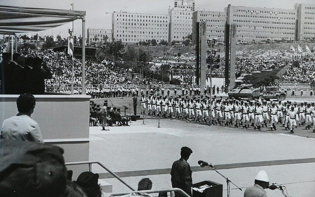 Des soldats lors d'un défilé militaire au stade Givat Ram de l'Université hébraïque de Jérusalem, le 11 mai 1978, jour de l'Indépendance. (Yehuda Ilan/Wikimedia/CC BY 4)