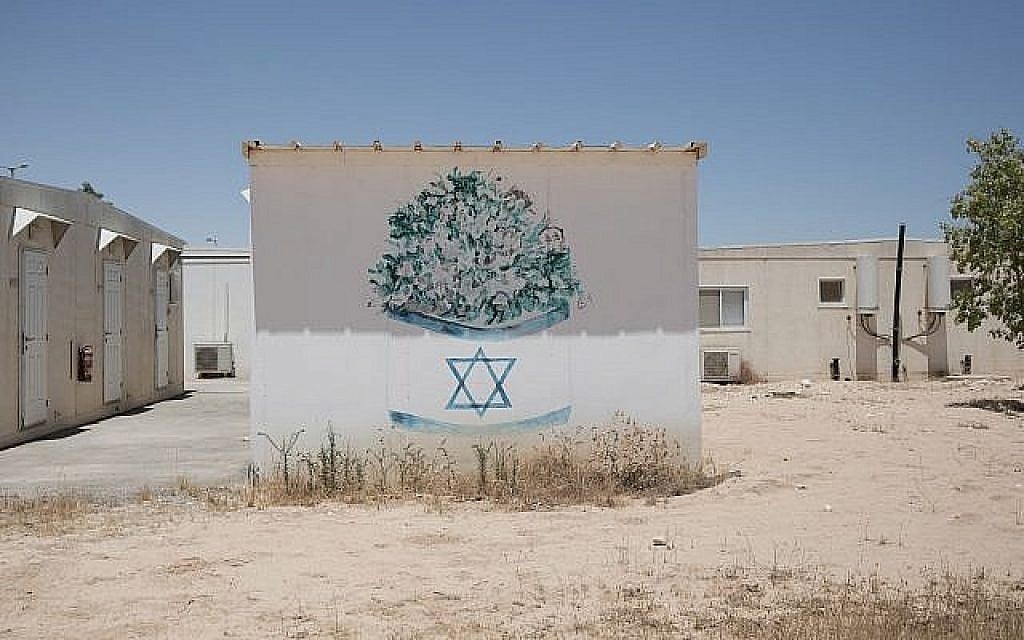 Drapeau avec fleurs délavé de Tsegay Berhe au Centre de détention de Holot, photographié en juin 2019, trois ans après avoir été peint. (Miriam Alster/Flash90)