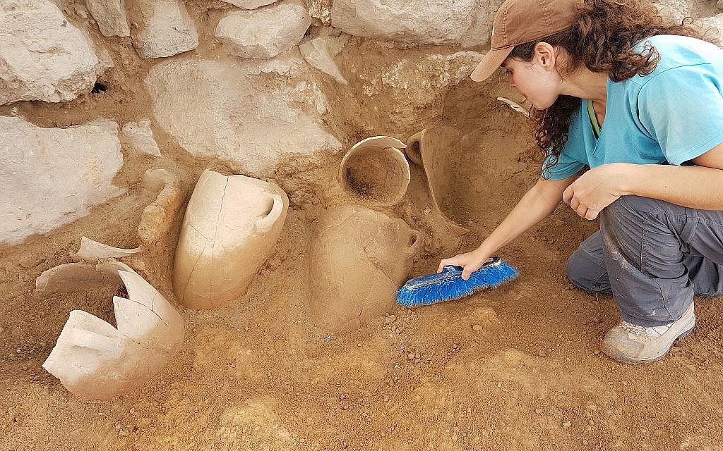 Une bénévole nettoie des poteries trouvées à Khirbet a-Rai, que les archéologues ont identifié comme étant la ville biblique de Zikag (Crédit : Equipe des fouilles de Khirbet a-Rai)