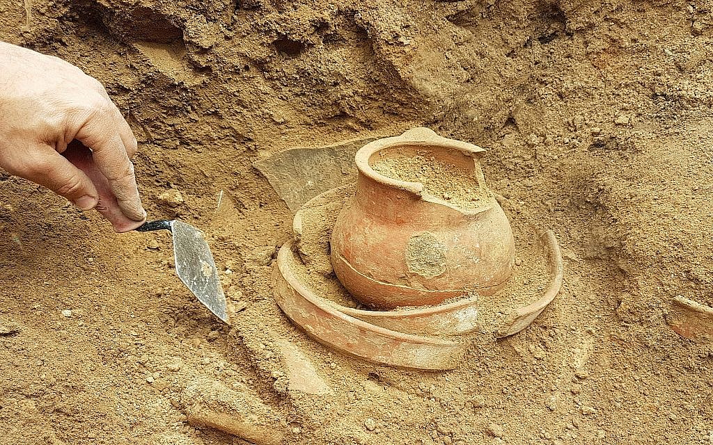 Une poterie trouvée à Khirbet a-Ra’i, que les archéologues ont identifié comme étant le Ziklag biblique (Crédit : Equipe des fouilles de Khirbet a-Rai)