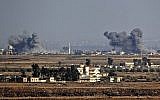 Illustration : Une photo prise le 26 juillet 2018, près du kibboutz Ein Zivan, sur le plateau du Golan israélien, montre de la fumée s'élevant de l'autre côté de la frontière syrienne à la suite des attaques aériennes menées dans la province de Qouneitra, au sud du pays par le gouvernement syrien, lors d'une offensive. (AFP Photo/Jack Guez)